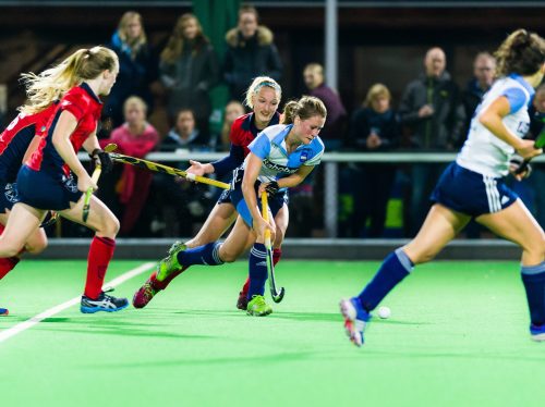 THC Hurley Dames 1 Margot Zuidhof aan de bal bij LED verlichting.